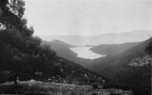 Syvota-Bucht (Phorkys-Hafen) und Umgebung, von N. Hinter der engen Einfahrt im Hintergrunde die Insel Thiaki.