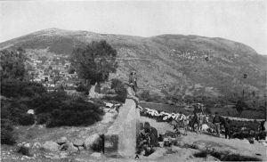 Laufbrunnen (A) von Maranthochori (B) mit Olothos-Ebene und Dorf Evgiros (C).