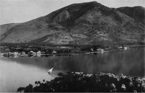 Einfahrt des Vlicho-Hafens mit dem Dorfe Nidri und dem Skaros-Neïon, von SO.