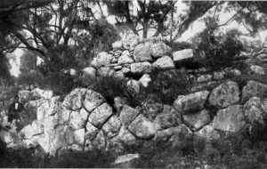 Polygonale Mauer der korinthischen Stadt Leukas; darüber spätere Mauer.