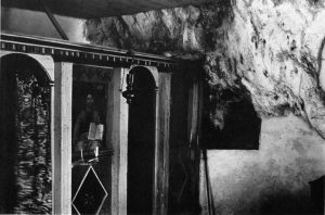 Inueres der Kapelle der Hag. Kyriaki mit alter Felsgrotte.