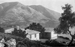 Haus Dörpfeld mit Museum, im Hintergrunde der Berg Skaros-Neïon, von S.