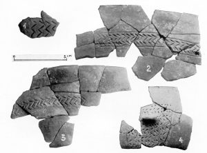 Tonscherben mit Kommaverzierung, F.O.: 1.-3. Skaros SO, 4. nahe Sotiroskapelle.