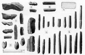 Feuerstein- und Obsidianwerkzeuge; durchlochte Zähne aus den R-Gräbern. 1. Allgem. Schicht; 2. R4; 3. R15b; 4. Säge, gef. zwischen R1 u. 2; R15b; 6. 18 Obsidianmesser und 2 Feuersteinschaber aus R1.