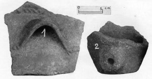 Pithosreste aus den R-Gräbern. 1. R13D; 2. R13A.