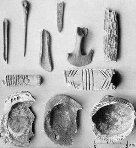 Knochenwerkzeuge und Muscheln aus Choirospilia.